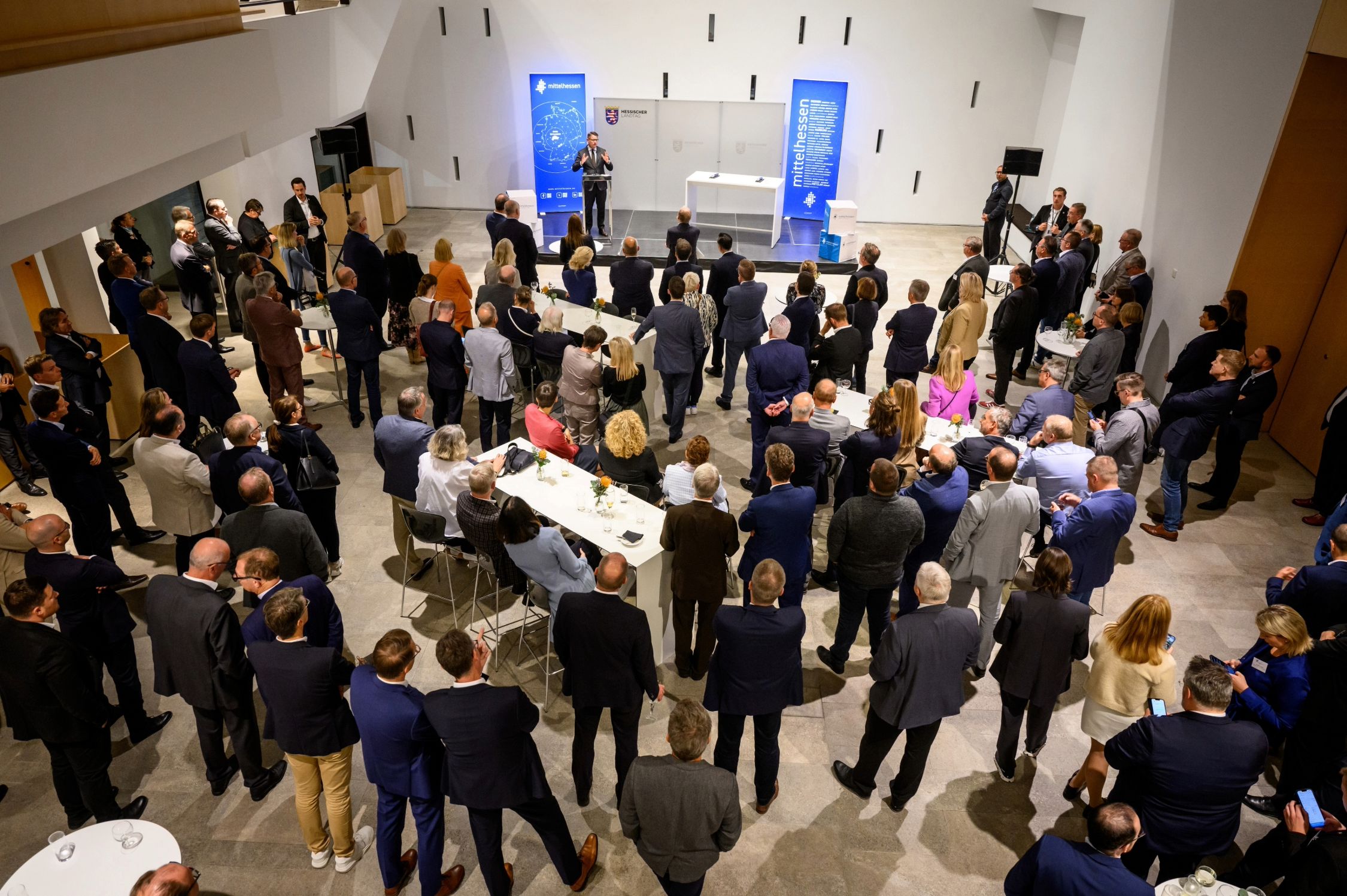 Blick auf die Besucher und die Rede des hessischen MInisterpräsidenten beim Mittelhessenabend 2024 (Foto: Tilman Lochmüller/Regionalmanagement Mittelhessen) 