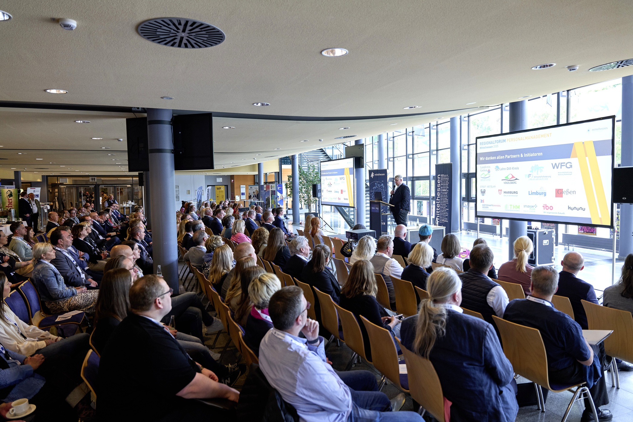 Beim Regionalforum Personalmanagement Mittelhessen diskutierten knapp 200 Personalverantwortliche und Expert:innen über den Arbeitsmarkt der Zukunft.