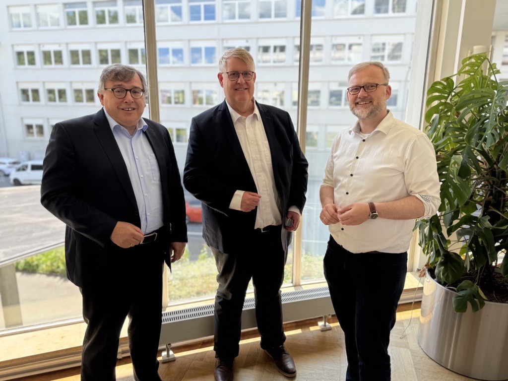 Der Vorsitzende der Gesellschafterversammlung, Michael Müller, sowie der Aufsichtsratsvorsitzende des Regionalmanagements Mittelhessen, Jens Womelsdorf, freuen sich mit Jens Ihle über seine Verlängerung als Geschäftsführer.