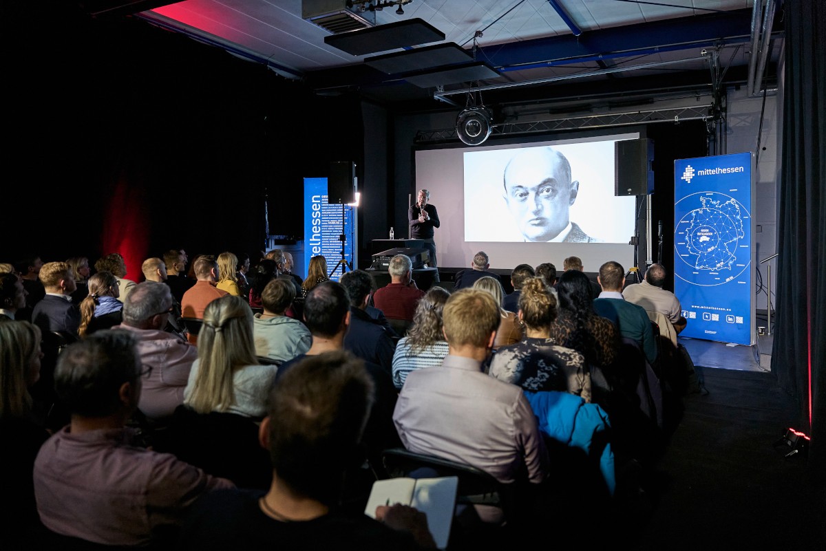 80 Gäste folgten am vergangenen Dienstag, den 18.11., der Einladung des Netzwerks Mittelhessen.digital auf die Veranstaltungsfläche „Outzeit“ an der Automeile in Gießen. (Foto: medishots)