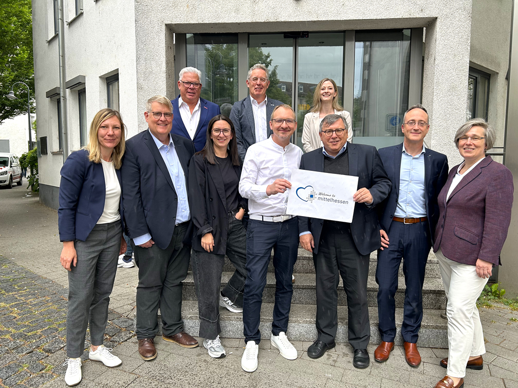 Gemeinschaftsleistung: Vorstellung der neuen KI-Plattform „Welcome to Mittelhessen“ beim Pressetermin in Gießen. 