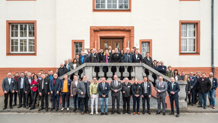 Gruppenbild der mittelhessischen  Automotive-Akteure beim Kickoff des Transformationsnetzwerks TeamMIT (Foto: Regionalmanagement Mittelhessen/Tilman Lochmüller)