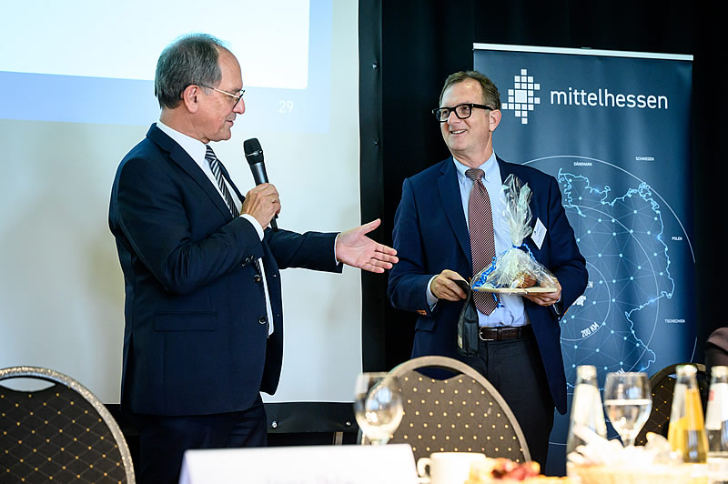 Mittelhessen-Vorsitzender Dr. Christoph Ullrich (links): "Mittelhessen blüht". Nach sieben Jahren im Vorstand verabschiedete er Klaus Rohletter, der nicht mehr zur Wahl antrat. (Foto: Tilman Lochmüller)