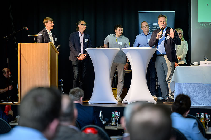 Während einer Talkrunde berichteten Mitglieder über ihre Erfahrungen bei Digitalisierung und Netzwerkarbeit in Mittelhessen. (Foto: Tilman Lochmüller)