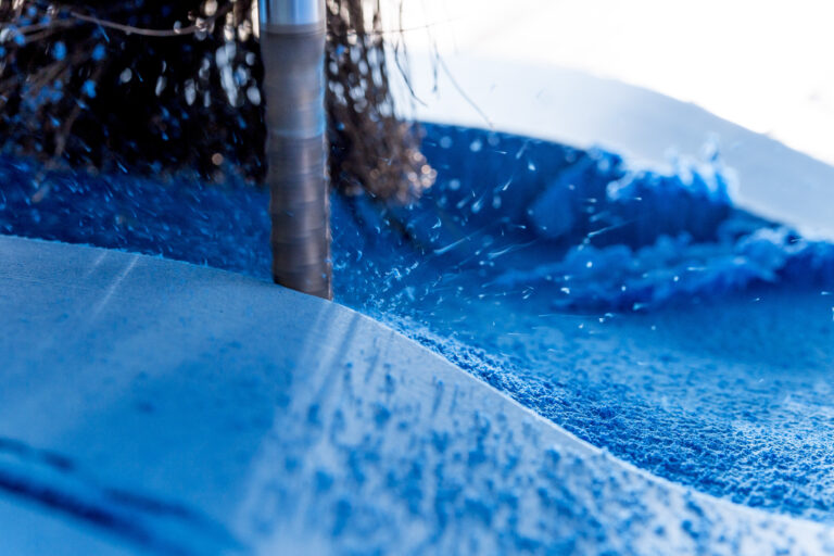 Eine CNC-Fräse fertigt orthopädische Einlagen – genau abgestimmt auf die individuellen Bedürfnisse jedes Kunden.