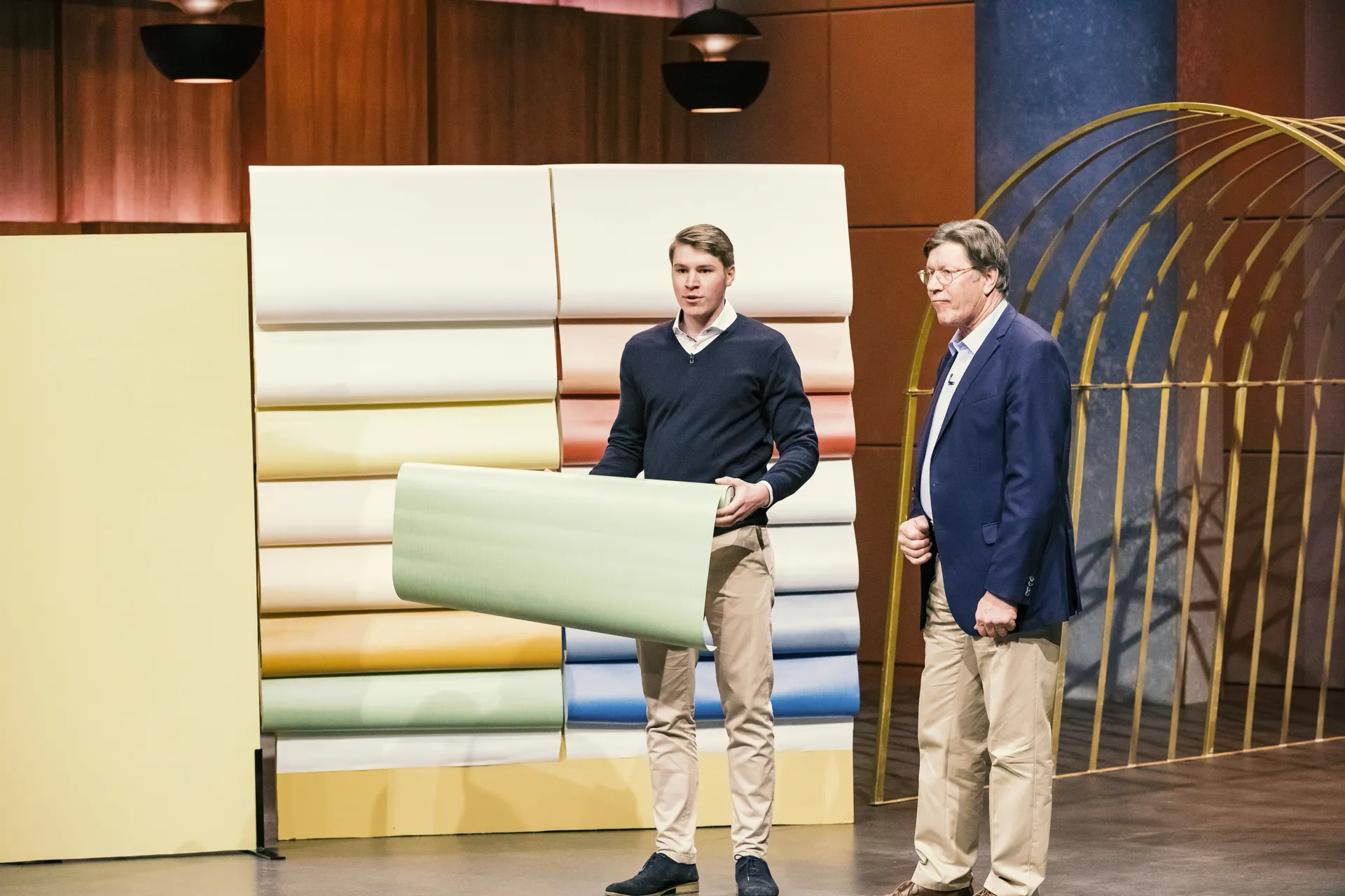 Paul Eitel präsentiert die Tapete vor den potenziellen Investor_innen der Höhle der Löwen (Foto: TVNow / Bernd Maurer)