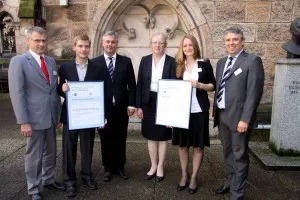 Preisträger und Gratulanten (von links): Peter Lather, Vorsitzender des Regionalausschusses Marburg der IHK Kassel, Dr. Maik André Scheller, Professor Dr. Martin Koch, Marburgs Unipräsidentin Professorin Dr. Katharina Krause, Manon Krüger und Oskar Edelmann, Stellvertretender Hauptgeschäftsführer der IHK Kassel. (Foto: IHK Kassel/Meyer-Peters)