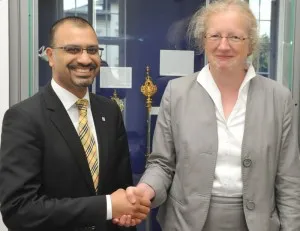 Prof. Dr. Joybrato Mukherjee, Präsident der Justus-Liebig-Universität Gießen, und Prof. Dr. Katharina Krause, Präsidentin der Philipps-Universität Marburg Foto: JLU-Pressestelle/Franz Möller