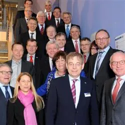 Hessens Ministerpräsident Volker Bouffier (CDU) diskutierte mit den Präsidiumsmitgliedern der mittelhessischen Industrie- und Handelskammern über demografische und wirtschaftliche Herausforderungen Mittelhessens. (Bildquelle: Uli Geis) 