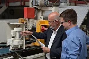 Harald Schott, Geschäftsführer der ESUS GmbH (links), bei einem Audit