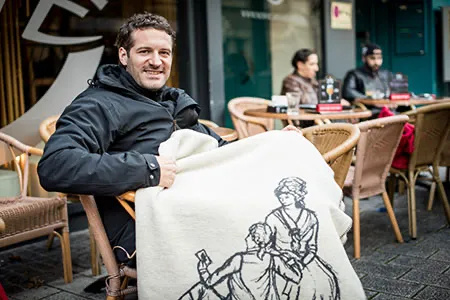 Christoph Seipp mit einer der Koltern aus seiner Produktion. Foto: Tilman Lochmüller