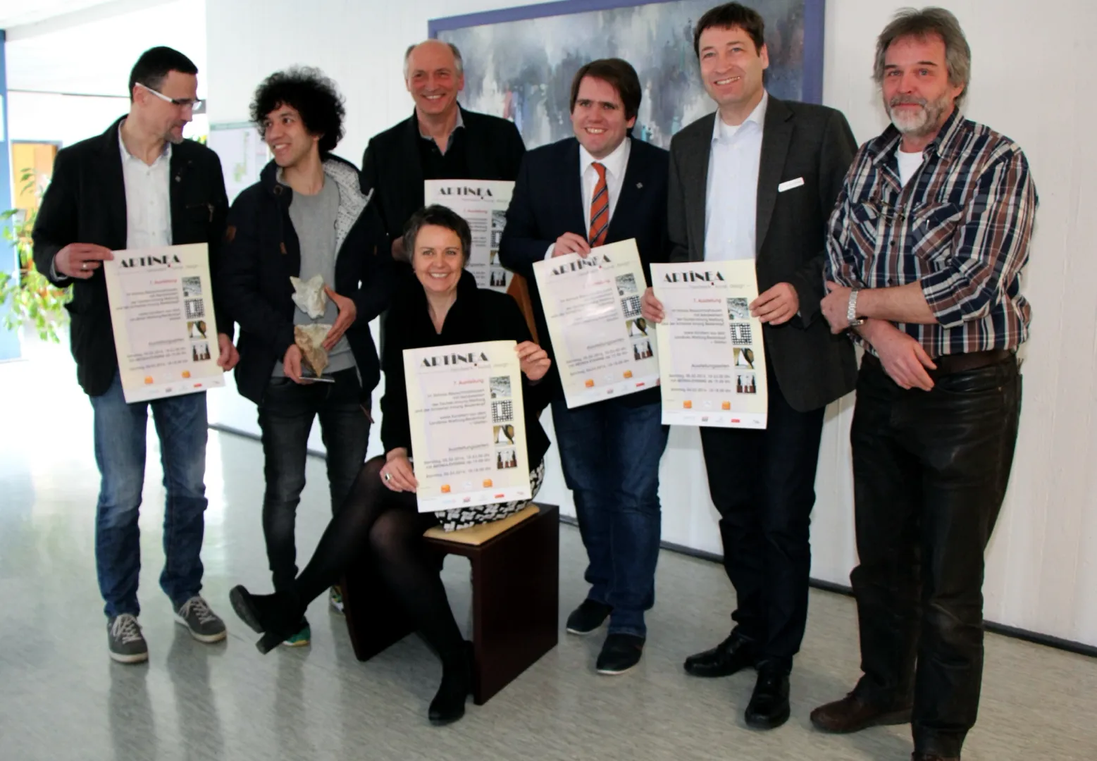 Kunst ist Handwerk und Handwerk ist Kunst: Landrätin Kirsten Fründt sowie (v.li.) Stephan Becker (Obermeister der Tischlerinnung Marburg), der afghanische Künstler Javed Hasseli, Horst Barthel (Künstlerischer Leiter), der Erste Kreisbeigeordnete Marian Zachow, Dr. Frank Hüttemann (Fachdienst Wirtschaftsförderung) und Reinhold Merte (Obermeister der Schreinerinnung Biedenkopf) warben für die 7. ARTINEA im Schloss Rauischholzhausen. Foto: Landkreis Marburg-Biedenkopf   