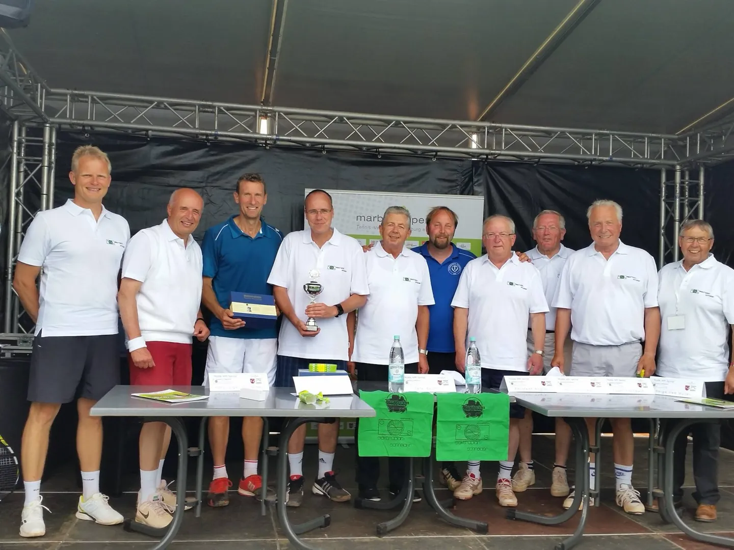 Hessischen Innenminister Peter Beuth (4.v. links) bei der Veranstaltung “Politik trifft Tennis”