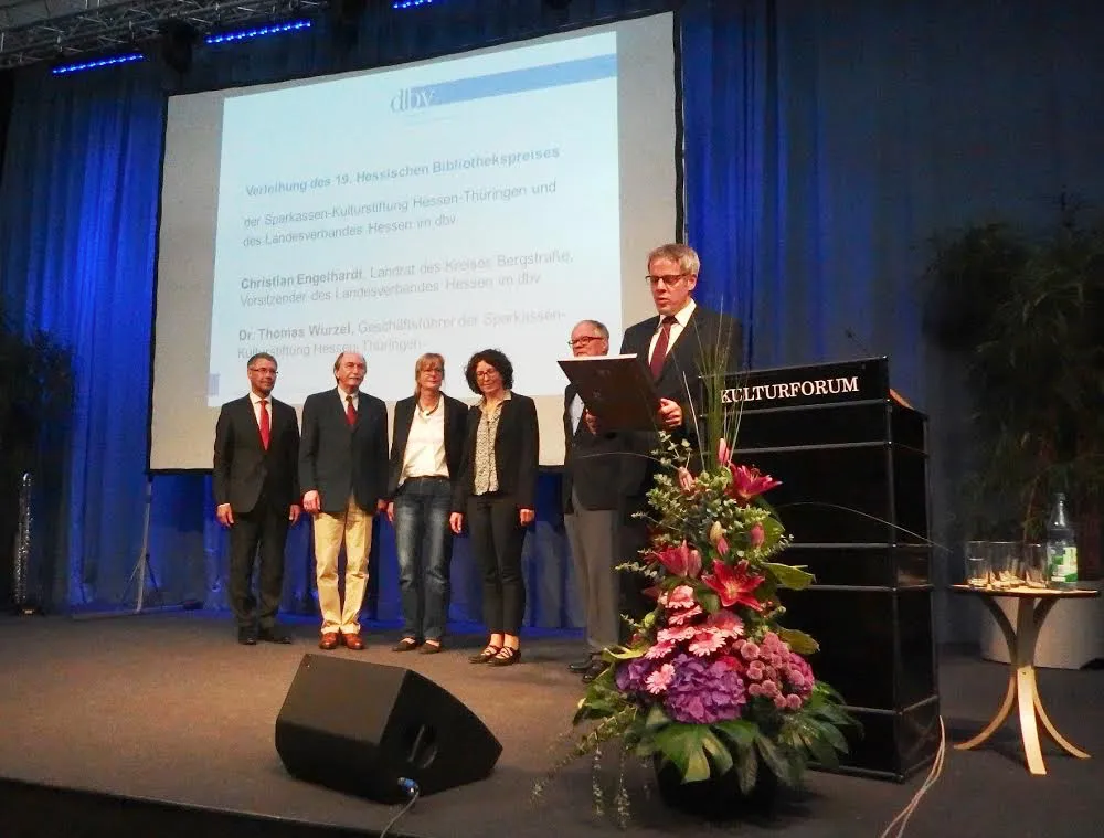 Foto (Simone Vetter, LDK), von links: Roman Kubla (stellvertretendes Mitglied des Vorstands der Sparkasse Oberhessen), Rainer-Hans Vollmöller (Bürgermeister Kreisstadt Lauterbach), Dr. Barbara Peters (Vorstand des Förderverein der Stadtbücherei Lauterbach e.V. ), Petra Scheuer (Leiterin der Stadtbücherei Lauterbach), Dr. Thomas Wurzel (Geschäftsführer der Sparkassen Kulturstiftung Hessen-Thüringen), Christian Engelhardt (Landrat des Kreises Bergstraße sowie Vorsitzender des Landesverbandes Hessen im dbv).