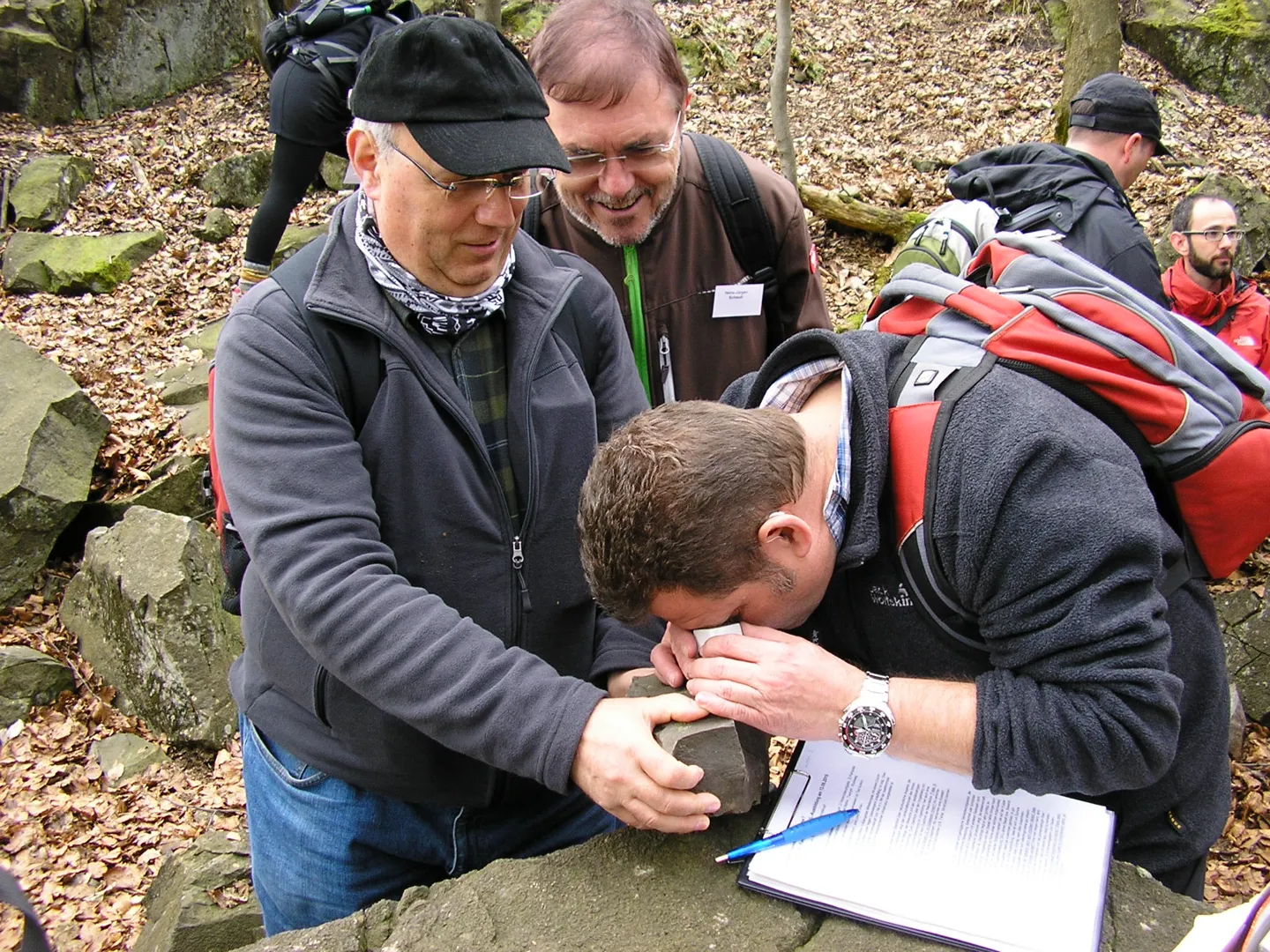 Mineraliensuche im Basalt des Hoherodskopfgipfels, einem ehemaligen Vulkanschlot. Foto: H. Greb, Geopark