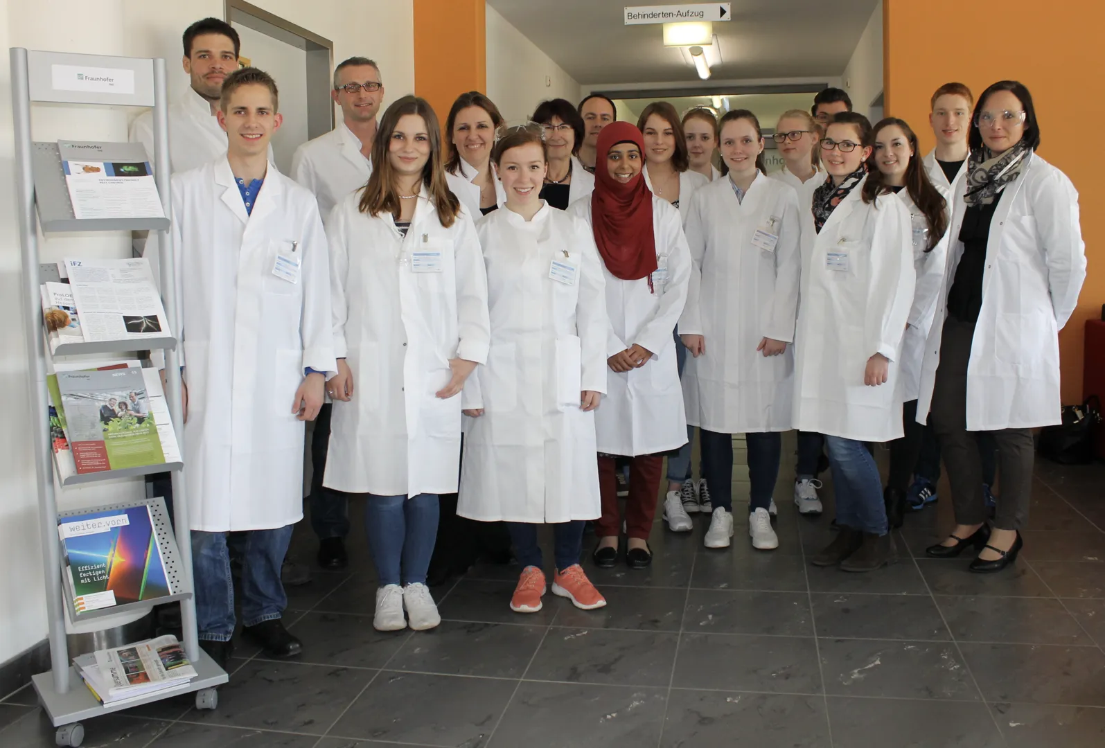 Der Biologie-Leistungskurs des LLG gemeinsam mit den Lehrern Oliver Gortner und Yvonne Walter, sowie Prof. Dr. Marc Schetelig und Dr. Zdeněk Franta (LOEWE-Zentrum für Insektenbiotechnologie), Stadträtin Astrid Eibelshäuser und Antje Bienert (TIG). Foto: Eva Pfeiffer