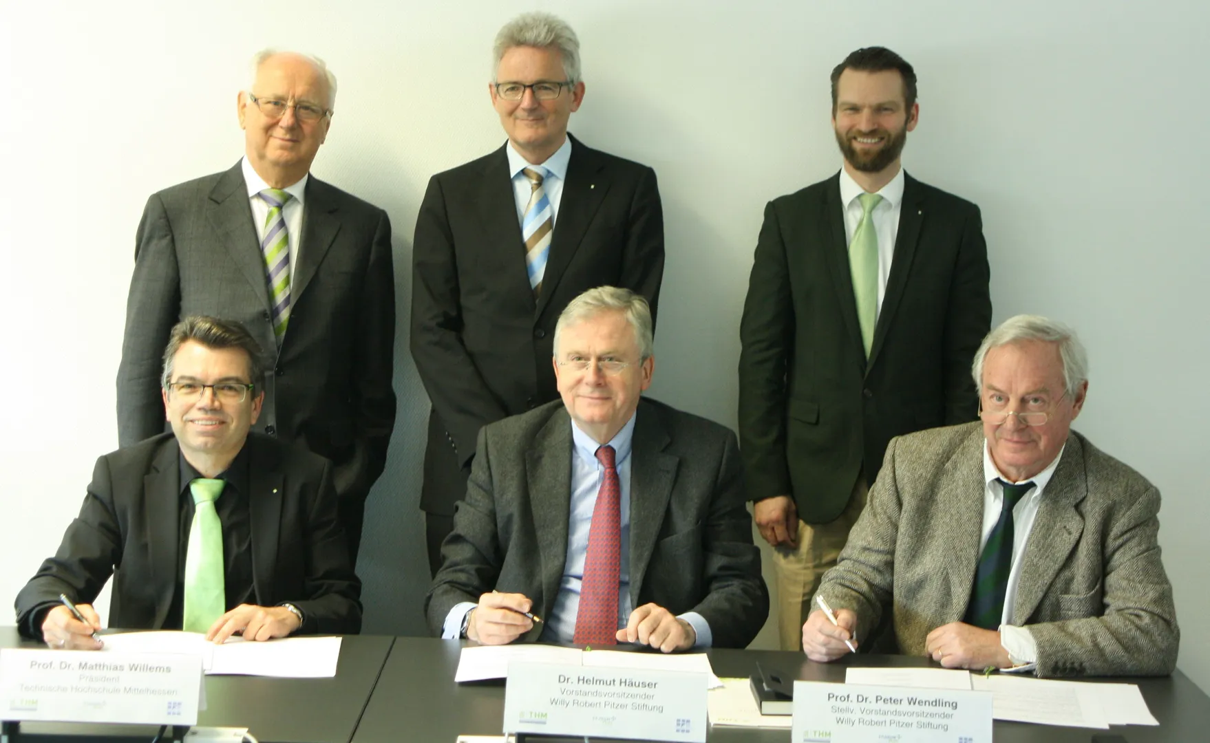 Vertragsunterzeichnung: THM-Präsident Prof. Matthias Willems, Stiftungsvorsitzender Helmut Häuser, sein Stellvertreter Prof. Peter Wendling (sitzend von links), Norbert Müller, Vorsitzender des CompetenceCenters Duale Hochschulstudien, Prof. Harald Danne, Leitender Direktor des Wissenschaftlichen Zentrums Duales Hochschulstudium, Prof. Henning Schneider, Dekan des Fachbereichs Gesundheit (stehend von links). Foto: THM