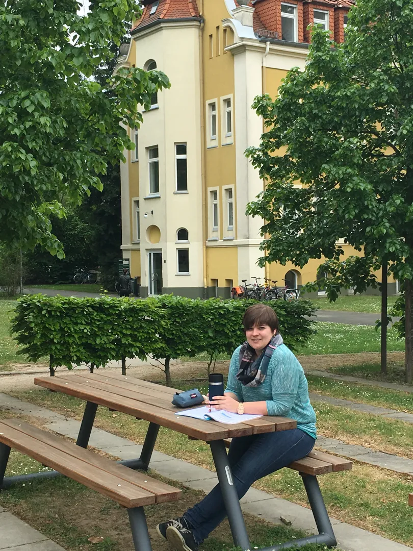 Ellen auf dem Wirtschaftswissenschaft-Campus Licher Straße. Hier lässt es sich im Sommer gut lernen. Foto: Dickel