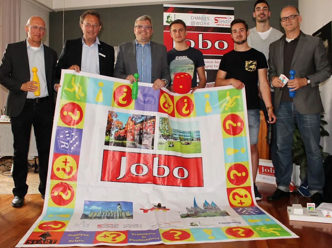 BUZ Schüler und Lehrer der Limburger PPC-Schule präsentierten ihr Berufsfindungsspiel  im Limburger Kreishaus. Mit dabei waren (von links): Der stellvertretende Schulleiter Detlef  Winkler, Landrat Manfred Michel. Bürgermeister Dr. Marius Hahn, Robert Weber, Ramon  Skrozki, Ruben Welter und der Organisator der polnisch-deutschen Begegnung, Oberstudienrat Sebastian Wendt.