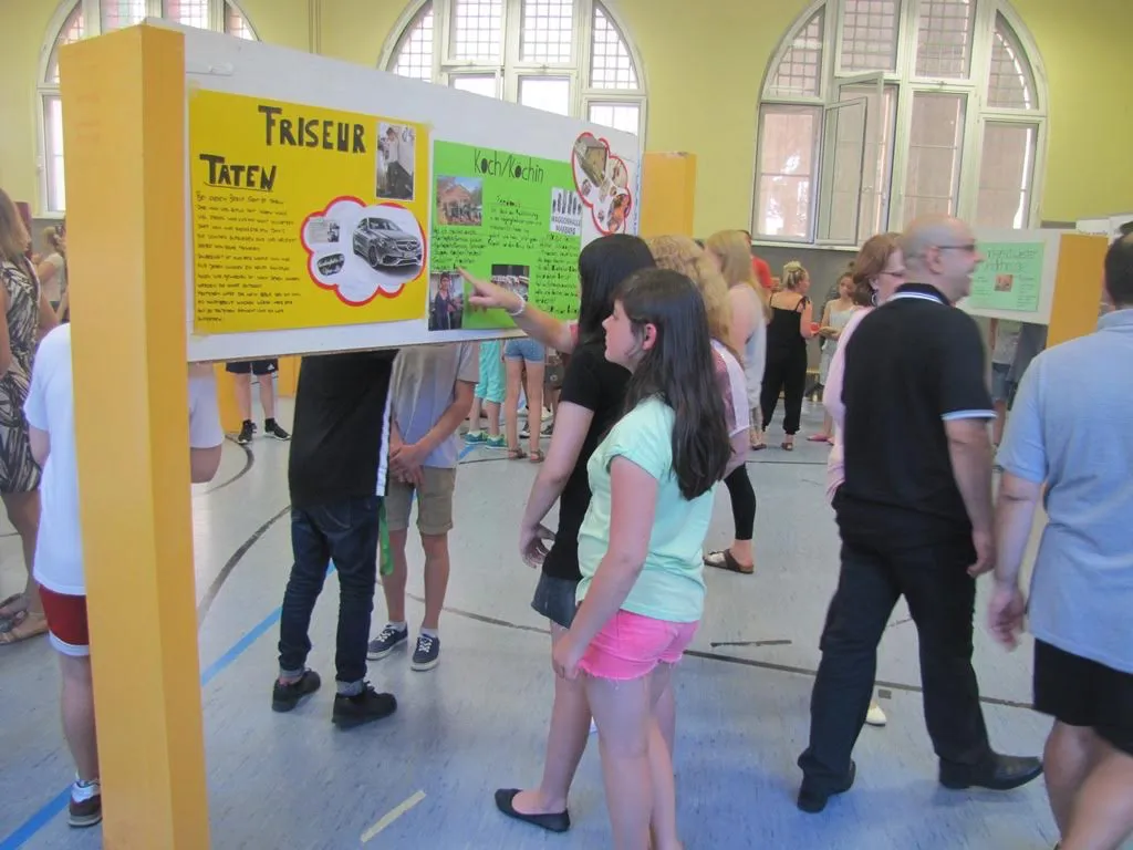 Wichtiger Baustein in der beruflichen Orientierung: Was die Jugendlichen alles aus ihren betrieblichen Schupperpraktika im Rahmen der „Jobwoche 2016“ gelernt haben, präsentierten sie bei einer Abschlussveranstaltung. Foto: Petra Feußner, Stadt Marburg