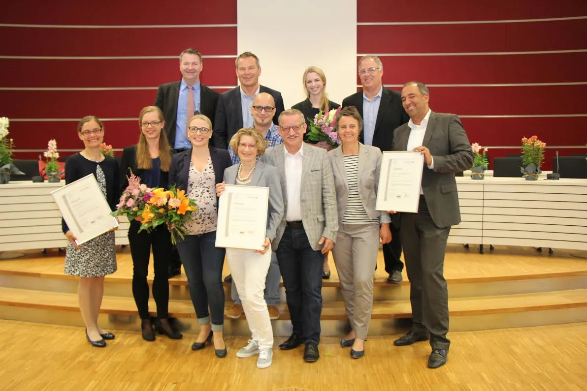 Die Jury, die Projektgruppe aus Kreis und Stadt, die den Wettbewerb organisiert hat, sowie die Preisträger freuten sich über die gelungene Preisverleihung im Marburger Landratsamt. Foto: Landkreis Marburg-Biedenkopf