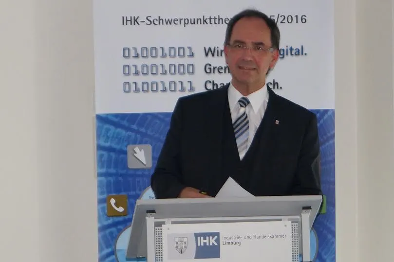 Regierungspräsident Dr. Christoph Ullrich diskutierte mit der  Vollversammlung der Industrie- und Handelskammer Limburg. Bildquelle: Regierungspräsidium Gießen