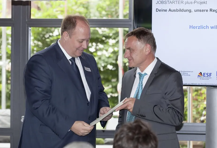 Prof. Dr. Helge Braun, Staatsminister im Bundeskanzleramt (links) und Thomas Schaumberg, Geschäftsführer der Vogelsberg Consult GmbH. Foto: Vogelsberg Consult GmbH