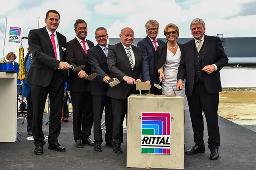Mit dem Neubau im hessischen Haiger und der Modernisierung der Werke in Rittershausen und Hof richtet der führende Schaltschrank- und Systemanbieter Rittal seine Produktion in Deutschland auf die Zukunft aus. Bei der feierlichen Grundsteinlegung des Werks In Haiger lobte Hessens Ministerpräsident Volker Bouffier die regionale Verbundenheit der Friedhelm Loh Group und ihr Bekenntnis zum Standort Deutschland. Von rechts: Hessens Ministerpräsident Volker Bouffier, Debora Loh, Dr. Friedhelm Loh, Inhaber und Vorstandsvorsitzender der Friedhelm Loh Group, Wolfgang Schuster, Landrat, Mario Schramm, Bürgermeister von Haiger, Dr. Karl-Ulrich Köhler, CEO Rittal International, und Carsten Röttchen, Geschäftsbereichsleiter Produktion. Foto: Rittal GmbH & Co. KG