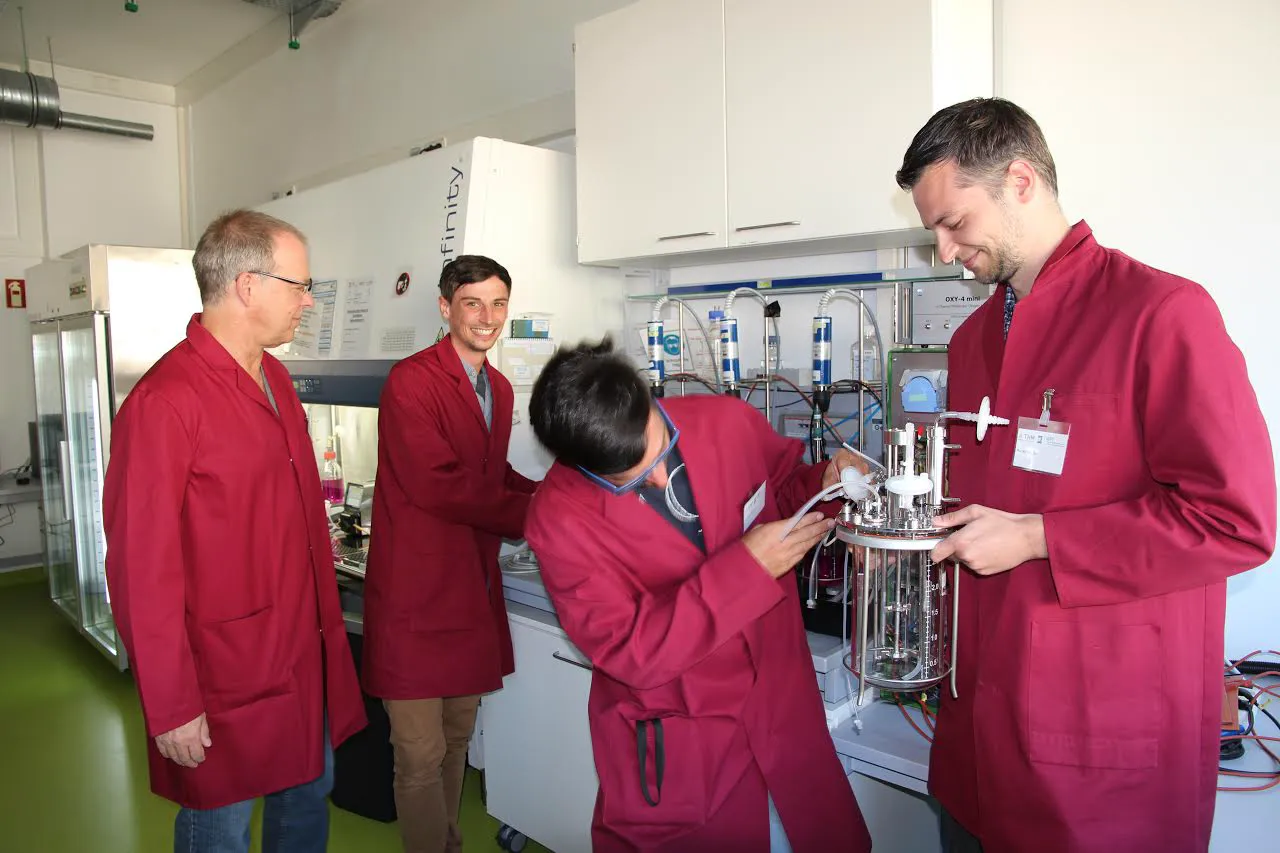 Prof. Peter Czermaks (links) Forschungsgruppe, die im Labor am Projekt OnkoVir arbeitet, gehören u. a. (von links) Daniel Loewe, Dr. Tobias Weidner und Hauke Dieken an. Foto: TH Mittelhessen