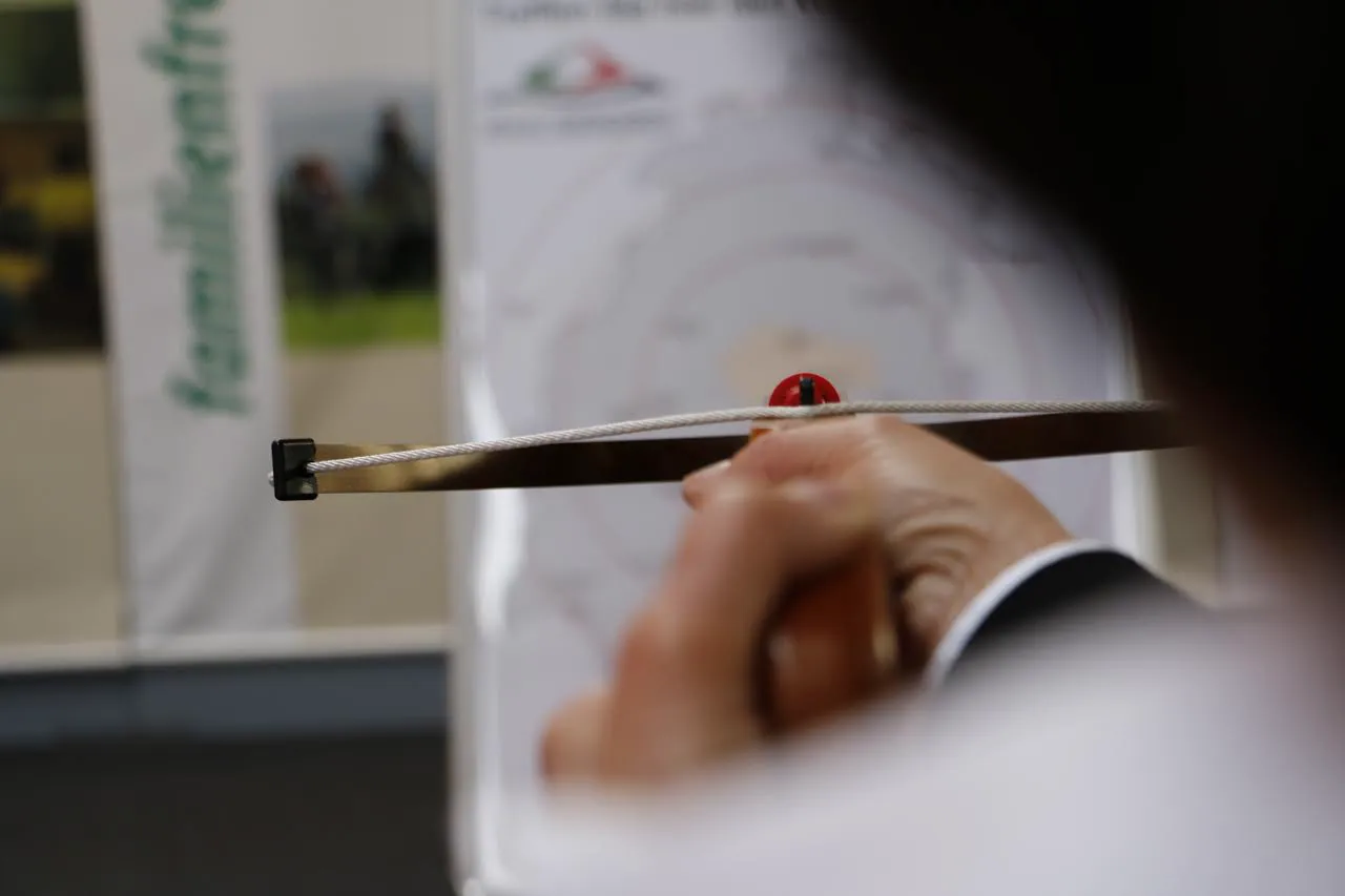 Am Stand der Kreisverwaltung: Mit der Armbrust „den Vogelsberg treffen“ Foto: Gaby Richter