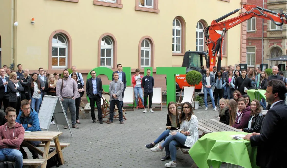  Nach der Eröffnung strömten die Studentinnen und Studenten zu den Firmenständen im Hugo-von-Ritgen-Haus. Foto: TH Mittelhessen
