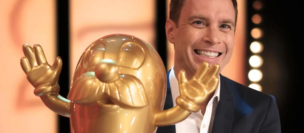 Moderator Jens Kölker und der begehrte Goldene Onkel Otto für das "Dollste Dorf des Jahres" Bild © hr/Tim Wegner