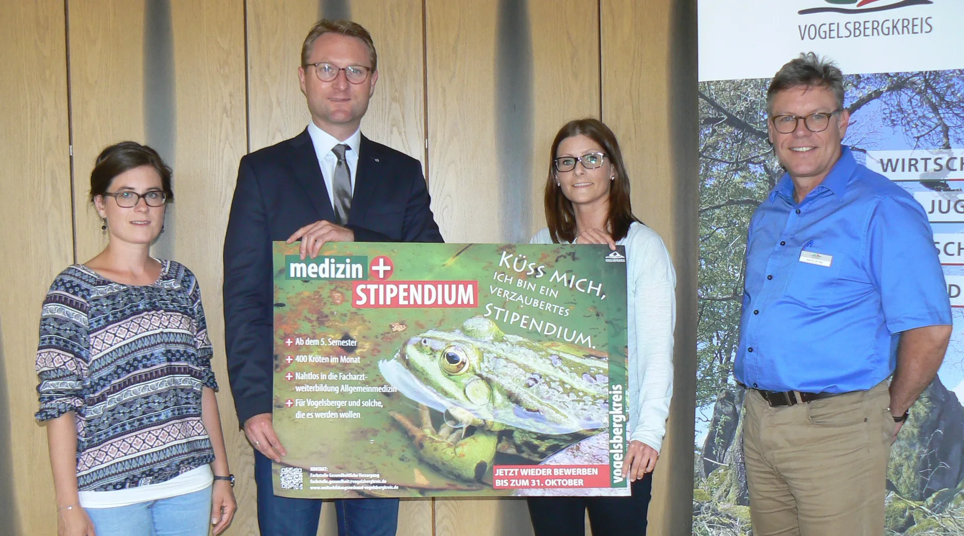 v.l. Carina Diezemann, Erster Kreisbeigeordneter Dr. Jens Mischak, Sarah Schimmer und Dr. Rüdiger Rau. Foto: Sabine Galle-Schäfer/Vogelsbergkreis