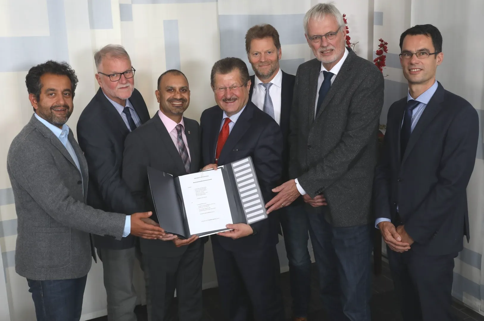 Von links: Prof. Dr. Ardeschir Ghofrani, Ulrich Jung, Prof. Dr. Joybrato Mukherjee, Dr. Walter Arnold, Prof. Dr. Dr. Friedrich Grimminger, Prof. Dr. Wolfgang Weidner, Prof. Dr. Till Acker. Foto: Michael Hauler