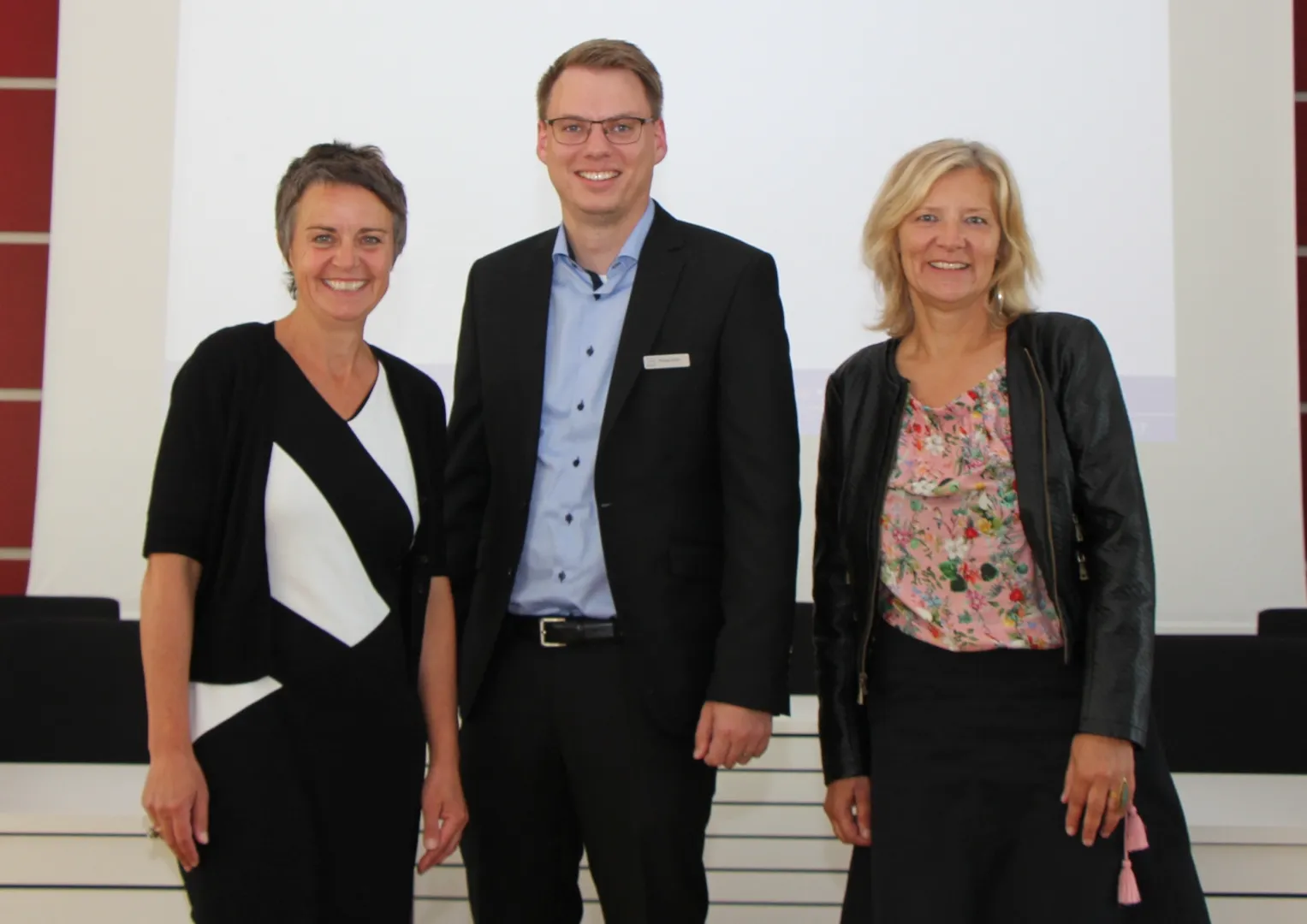 Der IT-Sicherheitsfachmann Philip Stöhr wird in den nächsten fünf Jahren in den Landkreisen Gießen und Marburg-Biedenkopf den Prozess zur Cybersicherheit in Verwaltungen koordinieren und begleiten. Die Landrätinnen Kirsten Fründt (Marburg-Biedenkopf, links) und Anita Schneider (Gießen) freuen sich, dass sie gemeinsam mit 24 Städten und Gemeinden dieses Pilotprojekt auf den Weg bringen konnten. Foto: Landkreis Marburg-Biedenkopf