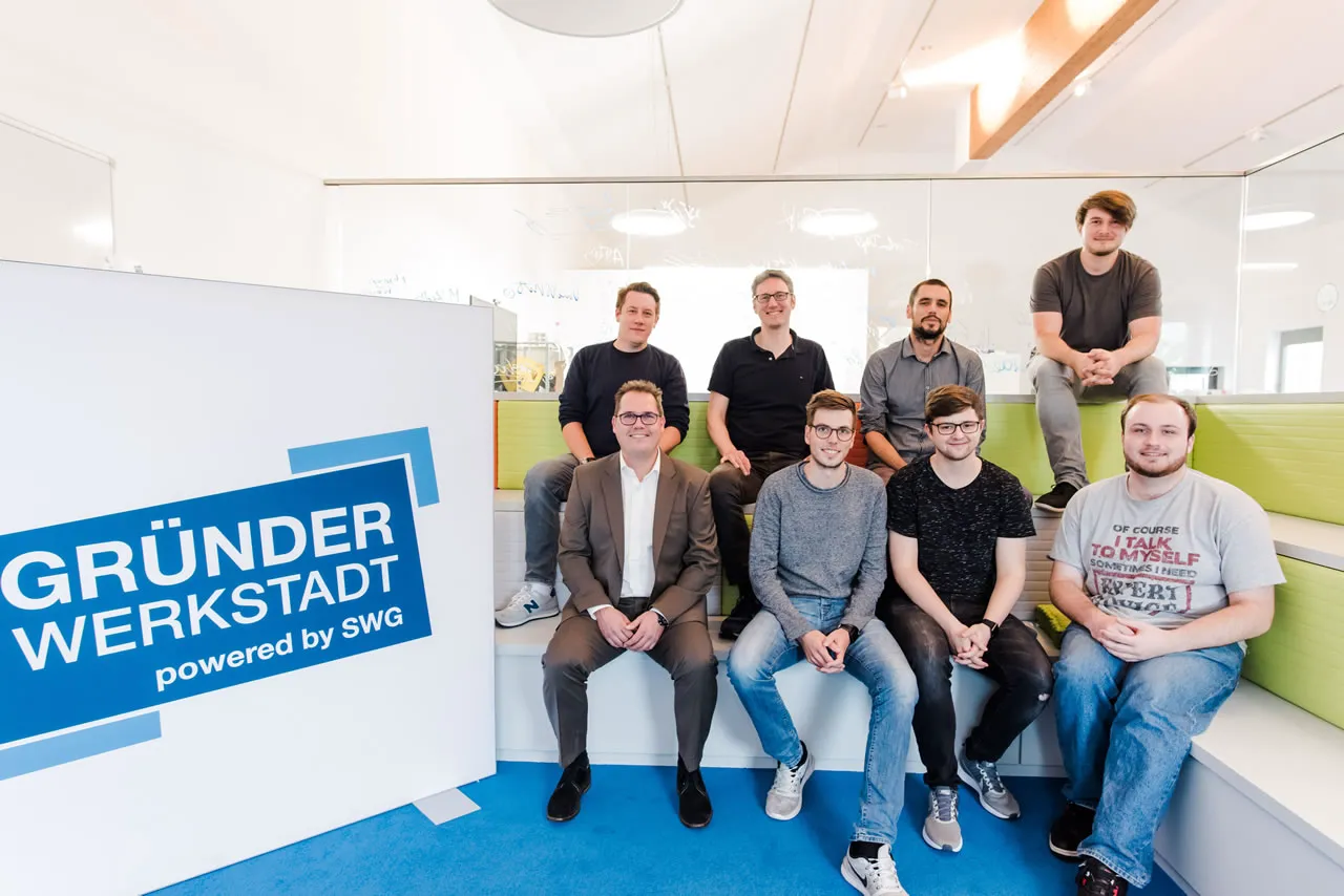 Von links oben nach recht unten: Dirk Rudolf (Unternehmer), Sven Griese (Anwalt und Rechtsberater), Daniel Winter (CTO), Michael Lukaszczyk (CEO) Reihe unten von links nach rechts: Ulli Boos (Unterstützer SWG), Jonas Faber (Entwickler), Fabian Beliza (Customer Success & Growth Hacker) und Noah Michael (Entwickler)