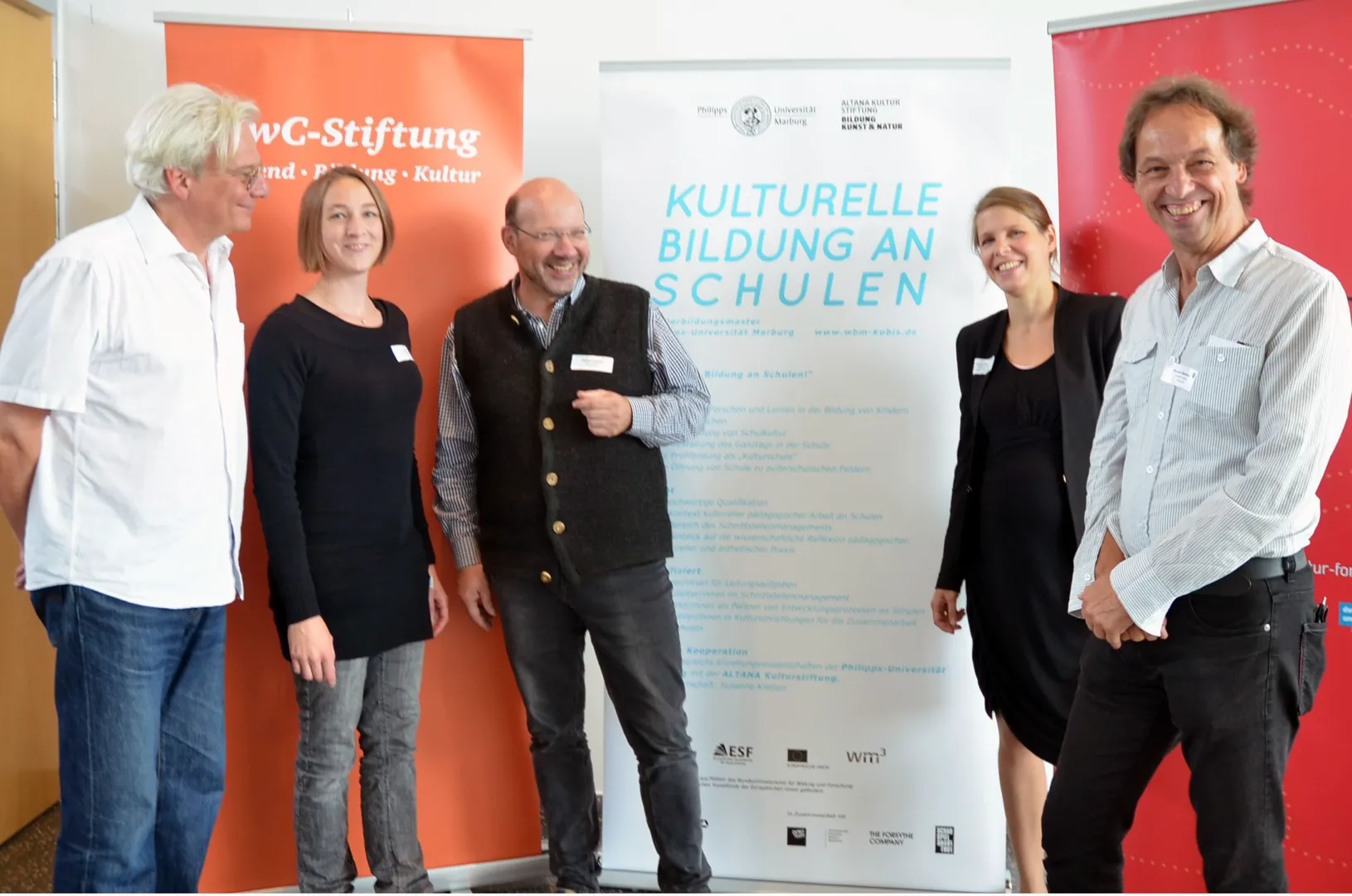 Prof. Martin Schmitz (Universität Kassel, von links), Projektkoordinatorin Anne Grabosch (WBM KuBiS, Uni Marburg), Geschäftsführer Christian Kammler (WBM KuBiS, Uni Marburg), Leiterin des Stiftungsteams Dr. Maren Ziese (PwC Stiftung, Düsseldorf) und der Promenadologe Bertram Weisshaar (Atelier Latent, Leipzig) beim Regionalnetzwerktreffen. Foto: Michaele Kaebe