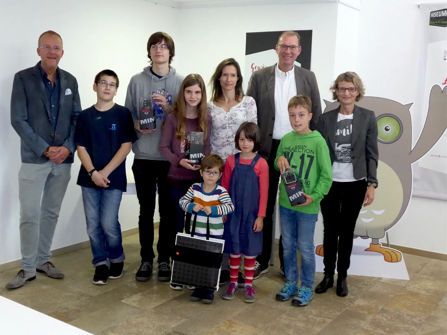 V.l.n.r.: Lars Netopil (Classic Cameras), Tibor und Leon Muth, Lena Gath, Familie Bardt, Robin Stumpf, Thorsten Kortemeier (MINOX) und Yvonne Schudy (Viseum Wetzlar). Foto: Joachim Achenbach