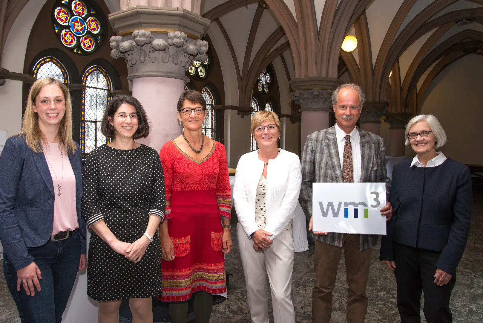 Projektkoordinatorinnen und Projektleitungen der drei Hochschulen bei der Abschlussfeier in der Alten Universität: (von links) Nadine Schönwolf (JLU), Franziska Sweers (UMR), Dr. Martha Cremer-Bach (THM), Prof. Dr. Marianne Friese (JLU), Prof. Dr. Wolfgang Seitter (UMR) und Prof. Dr. Pia Robinson (THM). Foto: Markus Farnung