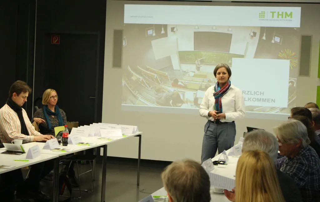 Vizepräsidentin Katja Specht äußerte bei der Begrüßung auch ihre Wertschätzung des regelmäßigen Austauschs zwischen Schulen und THM. Foto: THM