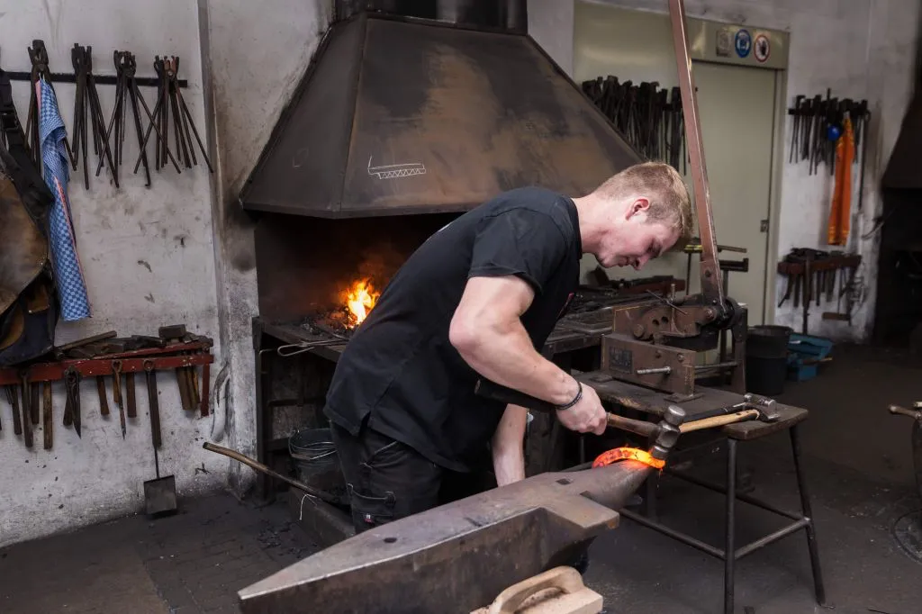 Simon Emde bei der Arbeit  bei der Arbeit in der Lehrschmiede der JLU. Foto: Rolf K. Wegst