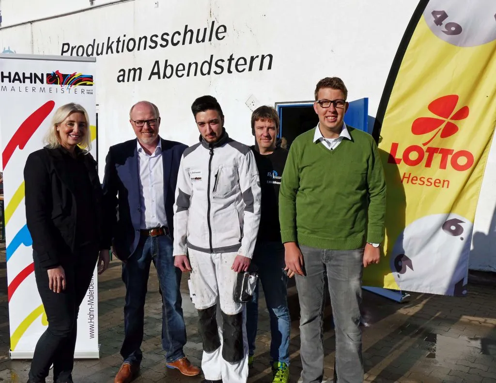 Azubi Sorino Selimovski (M.) mit (v.l.): Simone Euler (Hahn Malermeister), Sven Köppe (RSV Lahn-Dill), Till Mühlhaus (Produktionsschule am Abendstern) und Alexander Finke (HSG Wetzlar). Bild: HSG Wetzlar