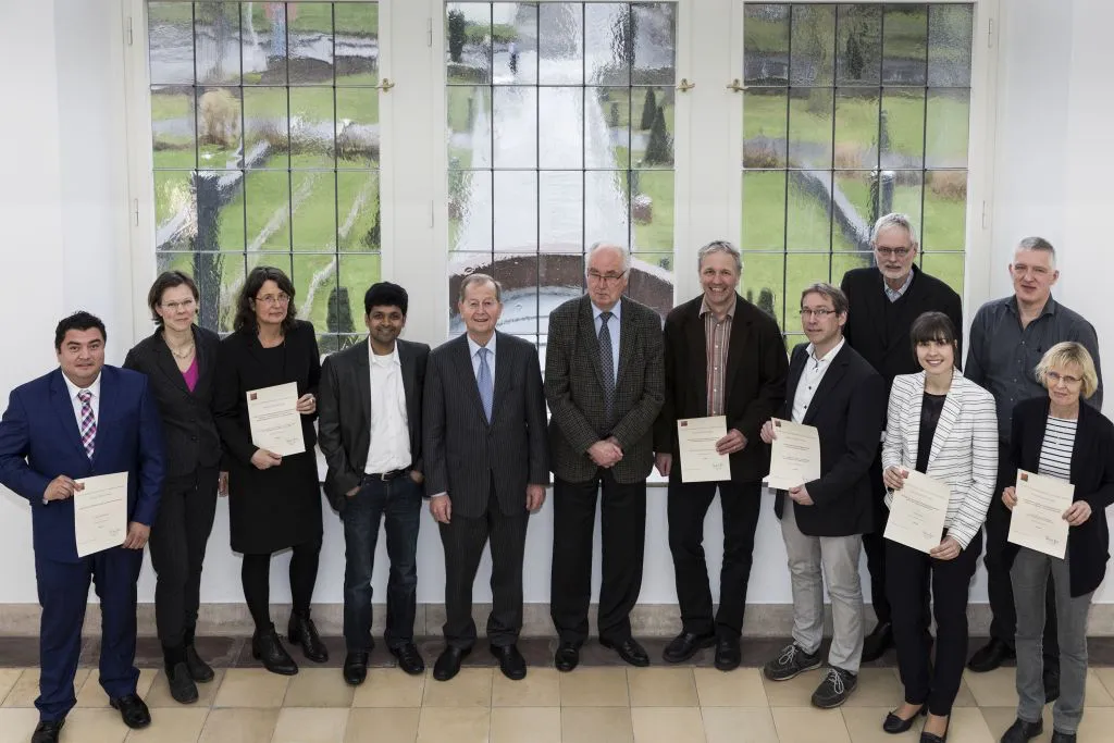Feierliche Übergabe der Förderurkunden an die Projektsprecher und ihre Kooperationspartner (v.l.n.r.):  Nachwuchswissenschaftler Dr. Hector Cabrera-Fuentes, Dr. Sanna Stroth und ihre Projektsprecherin Prof. Dr. Inge Kamp-Becker, Dr. Vijay Renigunta, Stiftungsrepräsentanten Präsident Friedrich Bohl und Vizepräsident Prof. Dr. Hans-Dieter Klenk, Prof. Dr. Tilmann Borggrefe, Prof. Dr. Dominik Oliver, Gießener Medizindekan Prof. Dr. Wolfgang Weidner, Nachwuchswissenschaftlerin Dr. Judith Gronbach, Prof. Dr. Stefan Bauer und seine Kooperationspartnerin Dr. Silvia Fischer. Bild: Christian Stein