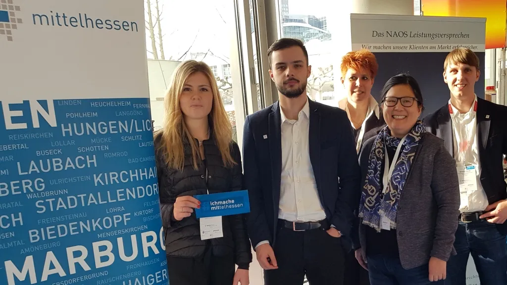 Felicia Waldschmidt und Malte Morten Söhren (1. u. 2.v.l.) mit Christian Piterek (ganz rechts) mit NAOS-Mitarbeitern auf dem Digital Future Congress