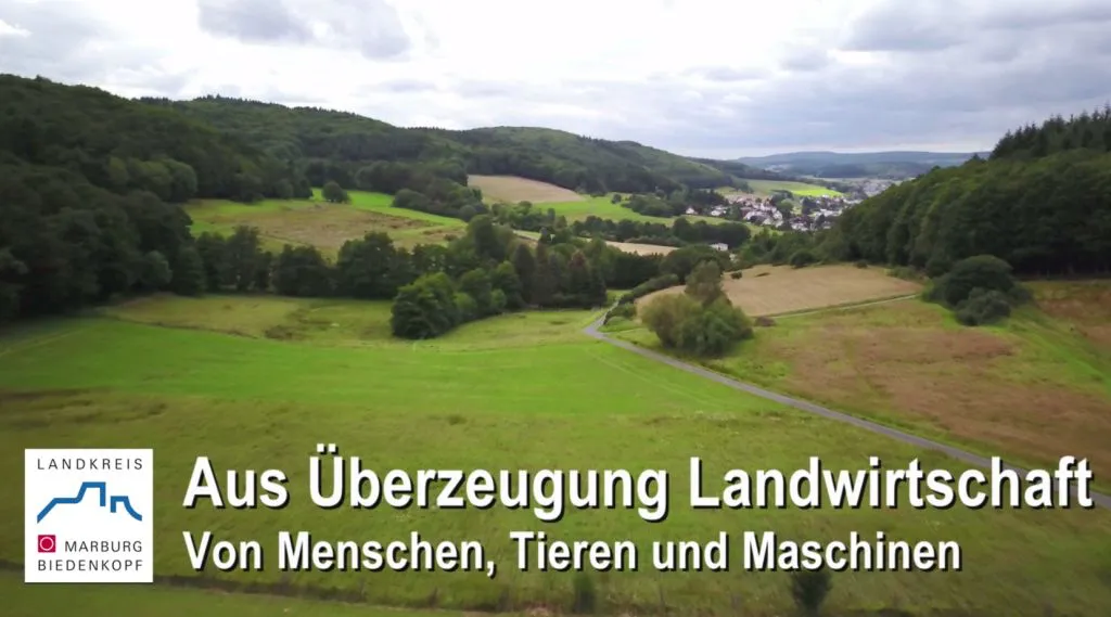 Ein Jahr lang arbeitete Filmemacherin Katja Döhne gemeinsam mit heimischen Landwirten an dem Film, der die Vielseitigkeit der Landwirtschaft im Landkreis im Verlauf eines Kalenderjahres dokumentiert. Foto: Landkreis Marburg-Biedenkopf