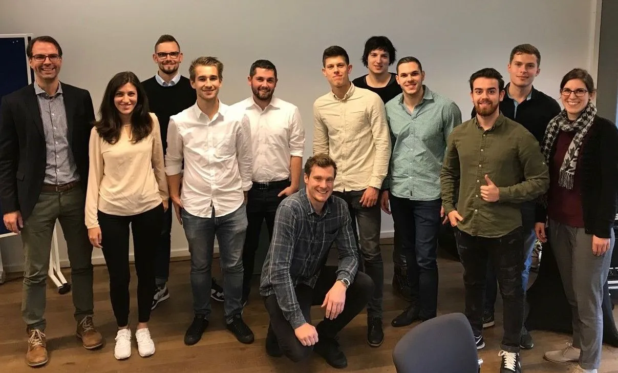 Exprofi und Jungunternehmer Marcell Jansen (knieend) mit dem Team vom Friedberger Fachbereich Wirtschaftsingenieurwesen. Foto: TH Mittelhessen