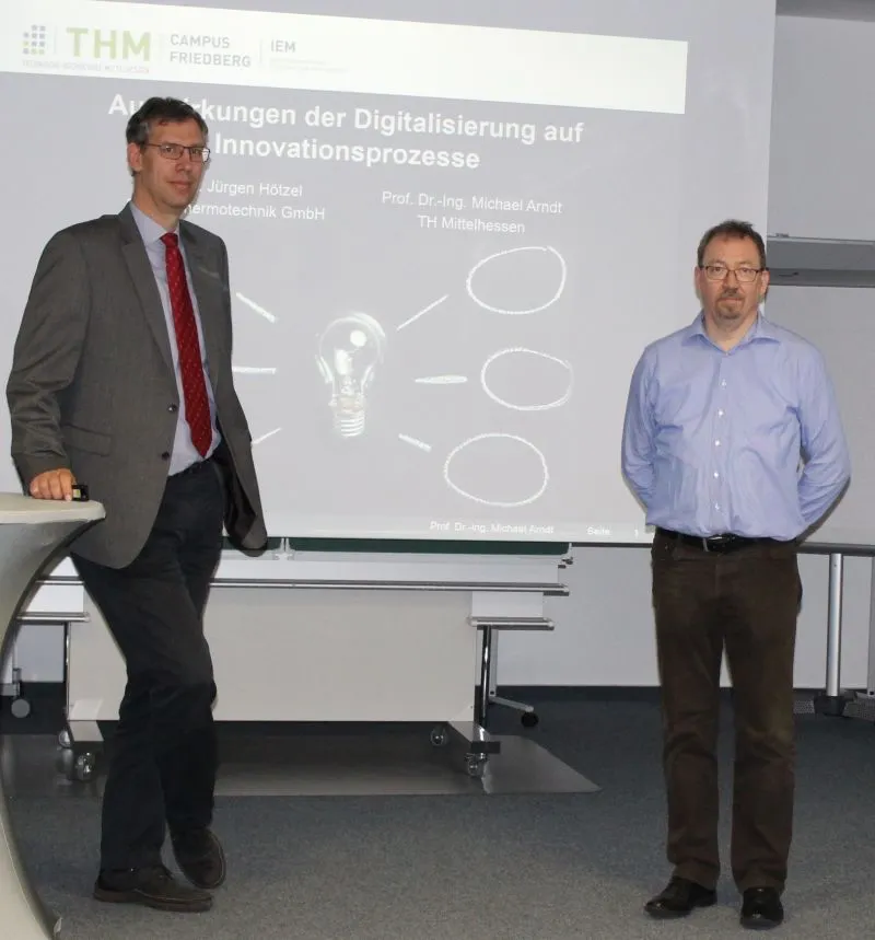 Prof. Dr. Michael Arndt (l.), vom Fachbereich Informationstechnik – Elektrotechnik - Mechatronik der THM und Dr.-Ing. Jürgen Hötzel (r.) von der Bosch Thermotechnik GmbH waren im Zuge der Vortragsreihe „Digitalisierung“ zu Gast bei StudiumPlus in Wetzlar. Foto: TH Mittelhessen
