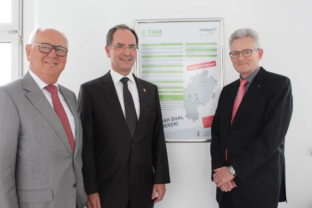 Dr. Christoph Ullrich (Mitte) informierte sich bei Prof. Dr. Harald Danne (rechts) und Norbert Müller über aktuelle Entwicklungen bei StudiumPlus. Foto: StudiumPlus