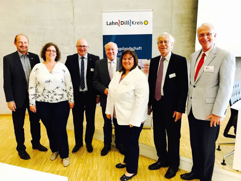 Erster Kreisbeigeordneter Heinz Schreiber, Sarah Oberding (Bildungsmonitoring Lahn-Dill-Kreis), Michael Scholz (Leiter Staatliches Schulamt Lahn-Dill-Kreis und Limburg-Weilburg), Landrat Wolfgang Schuster, Nicole Brinkmann (Bildungsmanagerin Lahn-Dill-Kreis), Prof. Dr. Horst Weishaupt (Deutsches Institut für Internationale Pädagogische Forschung in Frankfurt) und Hauptamtlicher Kreisbeigeordneter Stephan Aurand. Foto: Lahn-Dill-Kreis