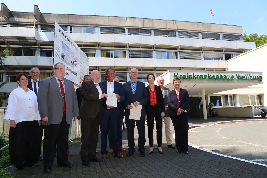 Die Landräte Wolfgang Schuster (links) und Manfred Michel  besiegeln die Zusammenarbeit im Bereich der medizinischen Versorgung. Foto: Lahn-Dill-Kliniken